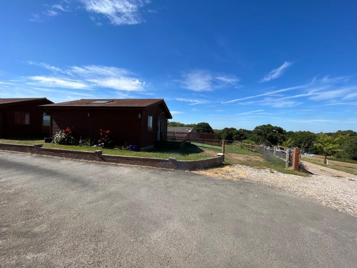 Oak Valley Lodges & Camping Pett 외부 사진